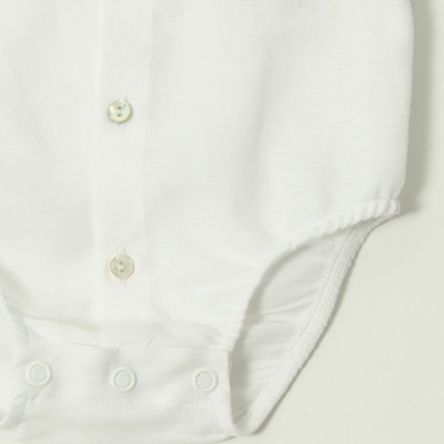 Body branco de bebé com botões de pressão na fralda