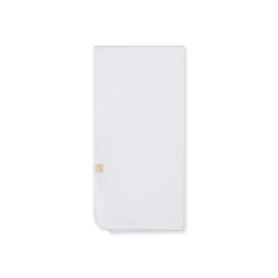 Manta branca dobrada com etiqueta bege