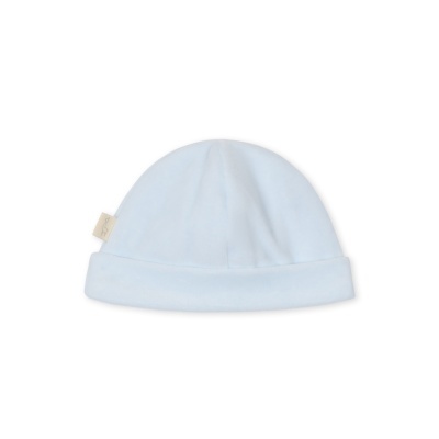 Gorro azul claro de bebé com dobra e etiqueta com elefante.