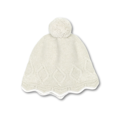 Gorro de malha branco com pompom e padrão trançado na base