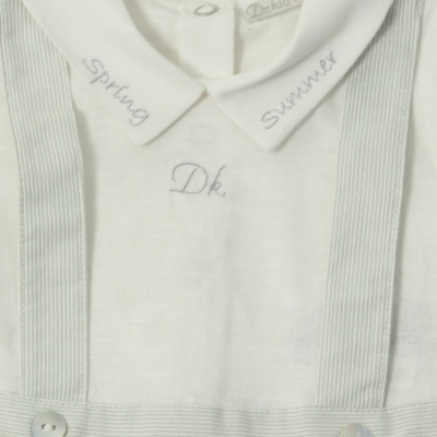 Roupa de bebé branca com gola bordada e botões brancos