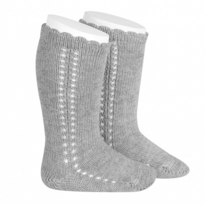 Par de meias cinzentas de malha com padrão trançado