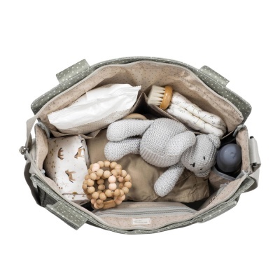 Saco de bebé aberto com boneca de tricô cinzenta e outros acessórios