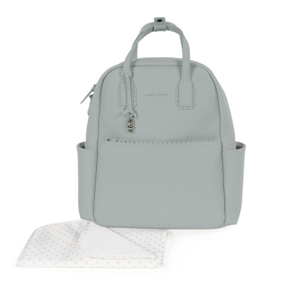 Mochila cinzenta clara com detalhe metálico e pano branco com padrão cinza