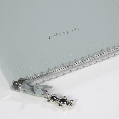 Carteira azul claro de couro com fecho de zíper prateado e texto impresso