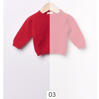 Camisola infantil vermelha de malha com botões, em cabide de madeira