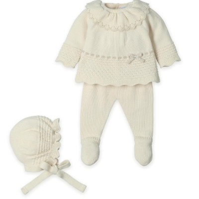 Conjunto de roupa de bebé em malha bege claro com casaco, calças e gorro