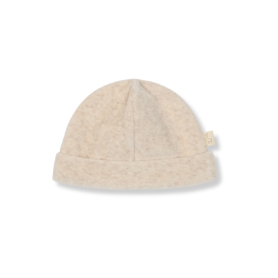 Gorro bege claro dobrado sobre fundo branco