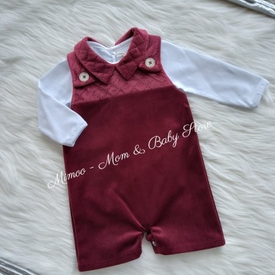 Conjunto de macacão bordeaux em veludo com body branco, sobre fundo texturizado.