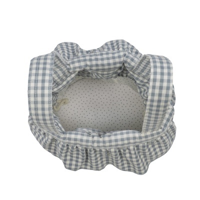 Bolsa de tecido azul e branca com padrão de quadrados e interior com pequenos pontos cinzentos
