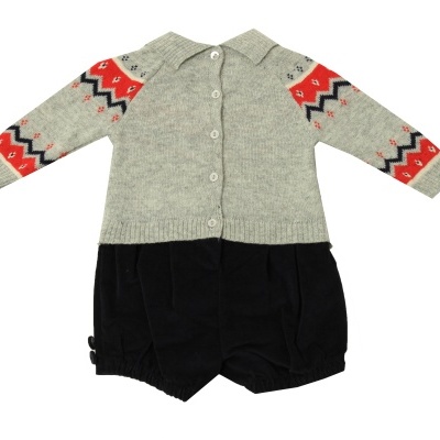 Macacão de bebé com malha cinza e padrão vermelho, branco e preto nas mangas e parte inferior preta.