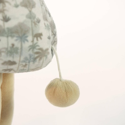 Boneco de peluche com tecido estampado com desenhos de animais e plantas e bola de peluche pendurada