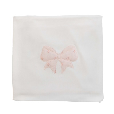 Manta branca para bebé com laço rosa bordado no centro