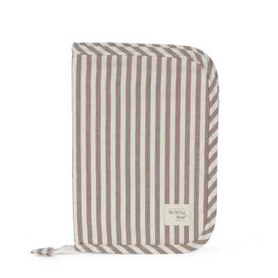 Capa riscada branca e castanha com etiqueta Walking Mum