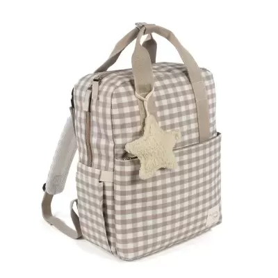 Mochila quadrada xadrez cinza e branco com pendente de estrela de pelúcia