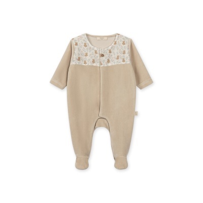 Pijama para bebé bege com estampado de ursinhos e folhagem no peito.