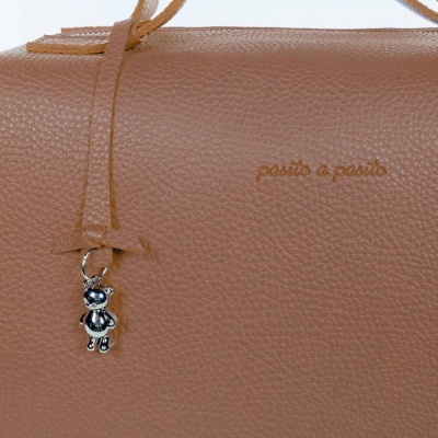 Mala castanha com pendente ursinho e inscrição paulito a paulito