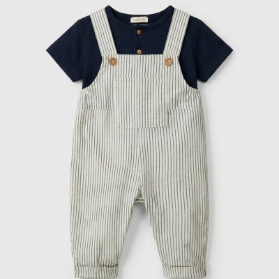 Conjunto para bebé com jardineira às riscas e t-shirt azul marinho