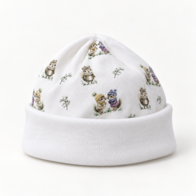 Gorro branco para bebé com padrão de animais vestidos com roupas de inverno