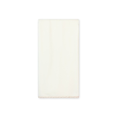 Lençol branco dobrado com borda floral