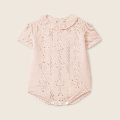 Body de bebé rosa em malha com padrão perfurado e gola com folho