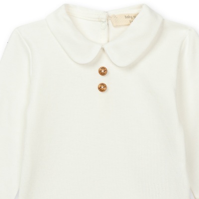 Camisola de bebé creme com gola arredondada e botões de madeira