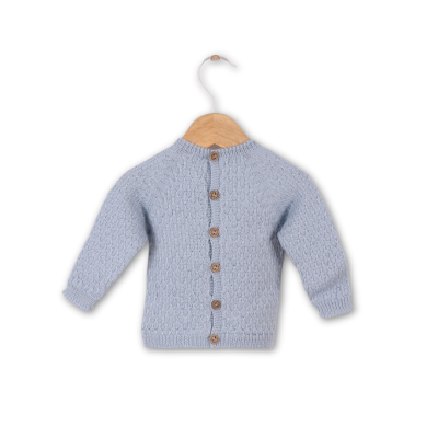 Camisola azul clara de malha para criança com botões, pendurada num cabide de madeira.