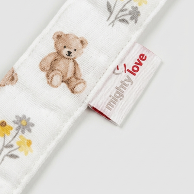 Faixa branca com padrão de ursinho e flores e etiqueta com texto mighty love
