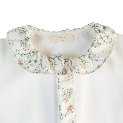 Body branco com gola floral e etiqueta 'baby g 3 m'