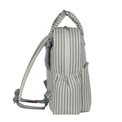 mochila com padrão de riscas cinza claro e branco