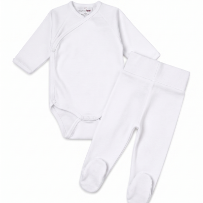Conjunto de roupa de bebé branco com body de manga comprida e calças com pés.