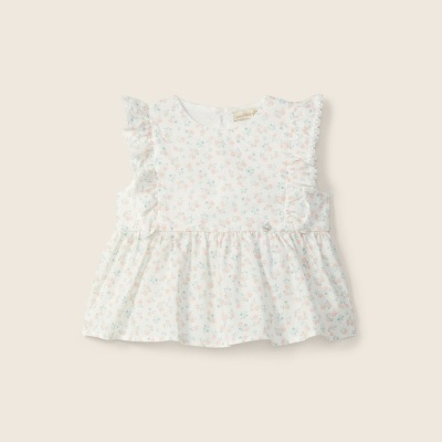 Blusa de bebé branca com padrão floral e folhos nos ombros