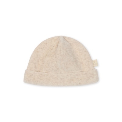 Gorro de tecido bege claro com etiqueta lateral e dobra