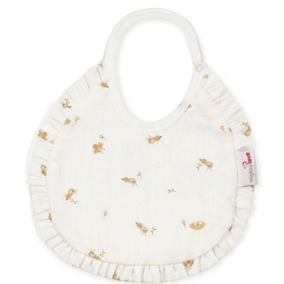 Babete branco com padrão de passarinhos e ninho, bainha franzida e fecho no pescoço.