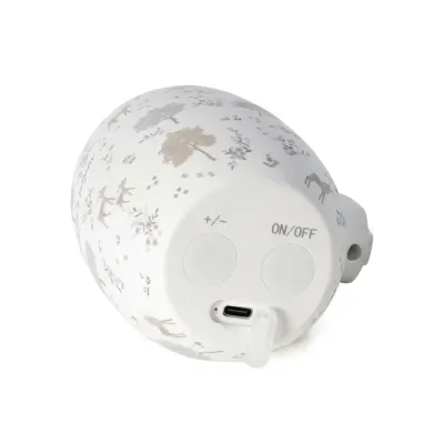 Dispositivo decorativo branco com padrão de árvores e animais, vista dos botões e porta USB-C.