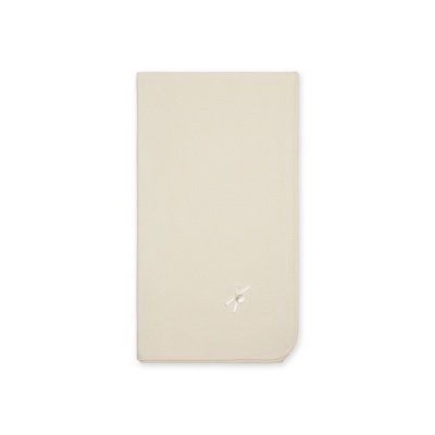 Manta ou toalha bege claro com laço branco e botão