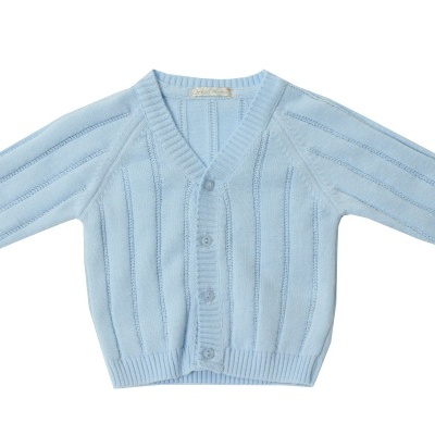 Cardigã azul claro para criança com padrão riscado e botões frontais.