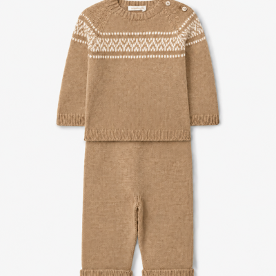 Conjunto de roupa de bebé castanho clara com padrão branco e botões na gola.