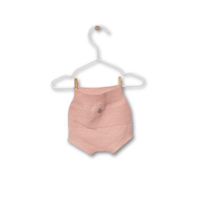 Cueca curta rosa de malha pendurada em cabide branco com gancho de madeira