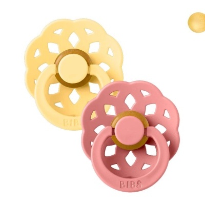 Dois chupetas perfuradas, uma amarela e outra rosa, com o logo BIBS.