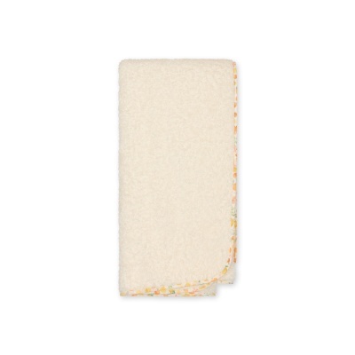 Toalha felpuda creme com borda floral colorida dobrada