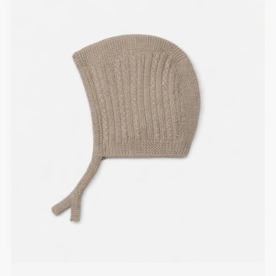 Gorro de malha bege com cordões sobre fundo branco
