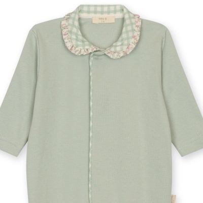 Macacão de bebé verde com gola xadrez e folho floral