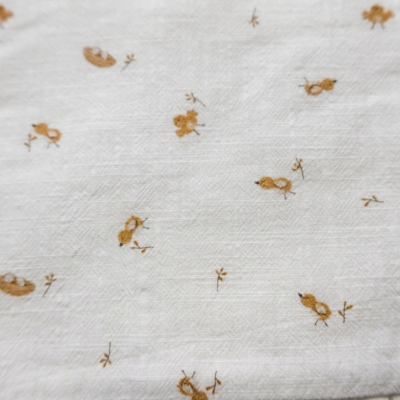 Tecido branco com pássaros amarelos e raminhos pequenos em padrão repetido