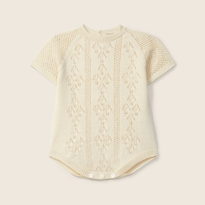 Body de bebé em malha creme com padrão e botões à frente