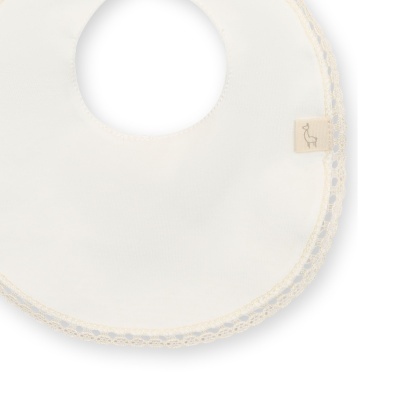 Babete redondo branco com borda rendada e etiqueta com girafa