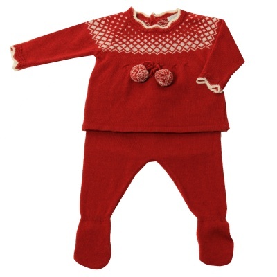 Conjunto de bébé vermelho com padrão branco e pompons em malha
