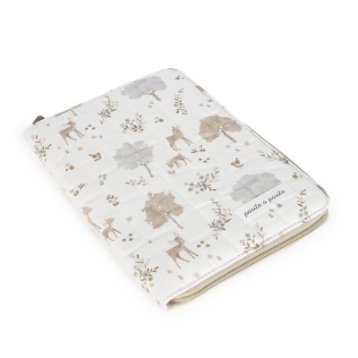 Capa para documentos com padrão de veados e árvores em tecido branco.