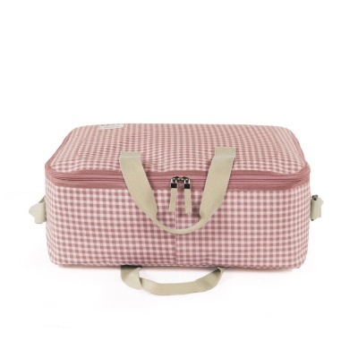 Mala xadrez rosa e branca com alças bege sobre fundo branco