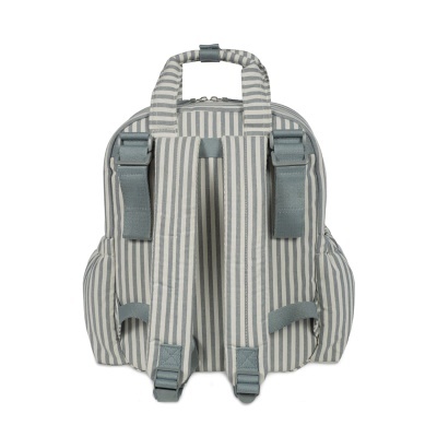 Mochila riscada cinzenta e branca vista de costas